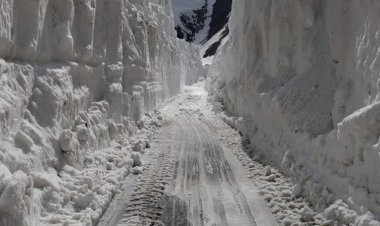 मनाली  बारा लाचा दर्रा लेह मार्ग  22 मई से खुलेगा.......  फोर वाइ फोर वाहनों के लिए   ओड और इवन तारीख से  गुजरेंगे वाहन..... 1 जून से टू वे होगा बारालाचा मार्ग