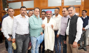 ज़िला ट्रक आपरेटर  सहकारी संघ, बरमाणा ने...... मुख्यमंत्री  को 11 लाख रुपए का चैक भेंट किया.....