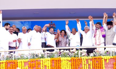 मुख्यमंत्री ने कर्नाटक के मुख्यमंत्री सिद्धारमैया को बधाई दी........