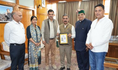 मुख्यमंत्री ने राजीव गांधी को पुष्पांजलि भी अर्पित की।