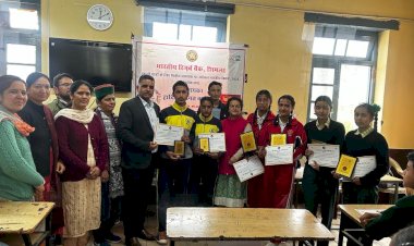 प्रश्नोत्तरी प्रतियोगिता में......... रा.वा.मा.पा कल्पा की////// काव्य कुमारी व शिखा ने प्राप्त किया प्रथम स्थान