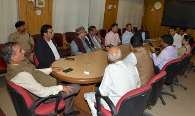 कांगड़ा के विकास के लिए मोमबत्ती की रोशनी में भी करूंगा बैठकः मुख्यमंत्री................. रात आठ बजे विद्युत आपूर्ति बाधित होंने के बावजूद मुख्यमंत्री अधिकारियों के साथ मिनी सचिवालय में करते रहे बैठक.....