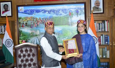 राज्यपाल ने पर्वतारोही बलजीत कौर को सम्मानित किया.......