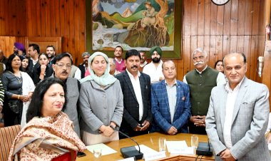 उपायुक्त ने.....मनोनीत पार्षदों को दिलाई शपथ....