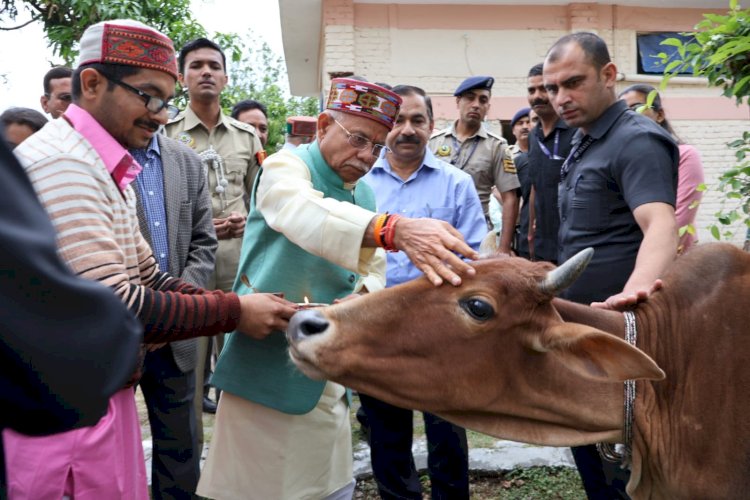 वन  विभाग  के तहत  गठित स्वयं सहायता समूह की महिलाओं से राज्यपाल  ने संवाद  किया गौशाला और सुकेती जीवाश्म संग्रहालय भी गए......