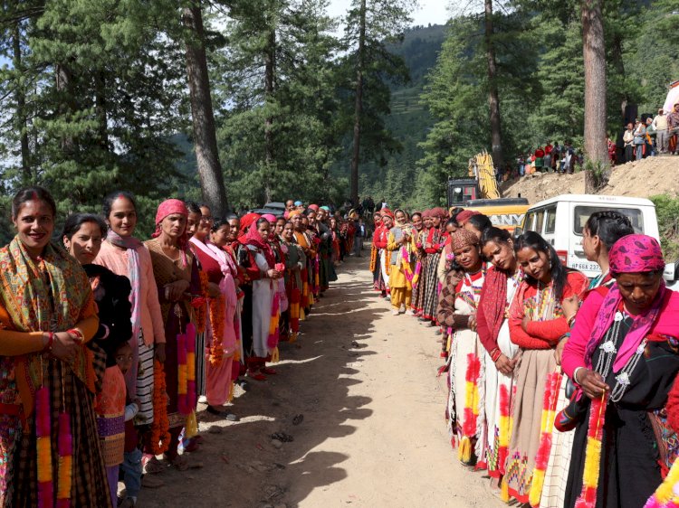 मुख्य संसदीय सचिव सुंदर सिंह ठाकुर ने........ शिलीराजगिरी पंचायत के में  भूमि पूजन कर  खारका रोलगी लिंक सड़क निर्माण का शुभारंभ किया.....