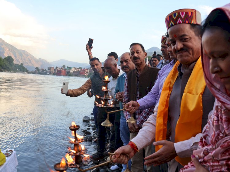 सीपीएएस सुन्दर सिंह ठाकुर ने किया........ संगम घाट भुन्तर का भूमिपूजन।  संगम पर महाआरती में लिया भाग......