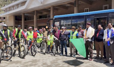 केलांग में आयोजित किया गया विश्व साइकिल दिवस....  विधायक रवि ठाकुर ने हरी झंडी दिखाकर साइकिल दल को किया रवाना .....