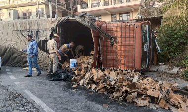 नाहन में अवैध शराब ले जा रहा ट्रक हुआ दुर्घटनाग्रस्त....... भारी मात्रा में ट्रक में हो रही थी शराब की सप्लाई......