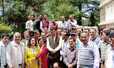 विश्वविद्यालय अर्की कर्मचारी कल्याण संघ ने..... संजय अवस्थी को किया सम्मानित.....