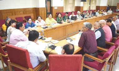 57 गरीब एवं ज़रूरतमद व्यक्तियों को .......2,62,394 रुपये की राशि सहायता के रूप में प्रदान की ...... रेडक्रास समिति के साथ जोडें अधिक से अधिक सदस्य - मनमोहन शर्मा...