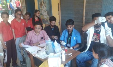 पंचायत घर बनोर  में 100  मरीजों की हुई मुफ्त स्वास्थ्य जाँच.........  साथ में 70 स्कूली बच्चों का एच बी और ब्लड ग्रुप जांचा ........