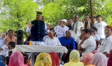 विधायक इंद्र दत्त लखनपाल ने..... गांव कसीरी  में  गांववासियों की समस्याएं सुनीं...