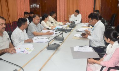 कुल्लू  राजस्व अधिकारियों  व खण्ड विकास अधिकारियों की बैठक.....   डीसी    की अध्यक्षता ....  निर्धारित लक्ष्यों को समय पर पूरा करने के दिये निर्देश।