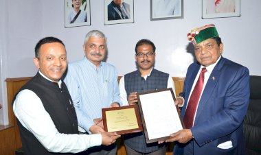 स्वास्थ्य एवं परिवार कल्याण मंत्री को सौंपा....... विश्व तम्बाकू नियंत्रण  के लिए प्रदत अवार्ड.....