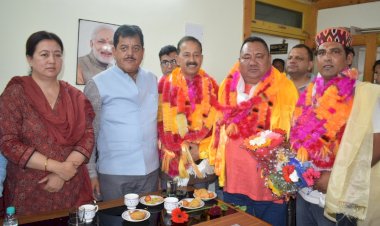 उप मंडल अधिकारी कुल्लू विकास शुक्ला ने....... दिलाई नगर पंचायत भुंतर के मनोनीत सदस्यों को शपथ......