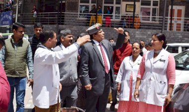 प्रदेश के दुर्गम क्षेत्रों में स्वास्थ्य व्यवस्था को किया जायेगा सुदृढ़ - स्वास्थ्य मंत्री स्वास्थ्य मंत्री ने लिया शिमला के अस्पतालों में स्वास्थ्य व्यवस्था का जायजा......