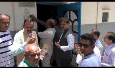 जनसंपर्क अभियान के तहत नाहन पहुंचे सांसद सुरेश कश्यप....... शहर में प्रबुद्ध जनों से की मुलाकात... बोले ऐतिहासिक रहा केंद्र का कार्यकाल.....