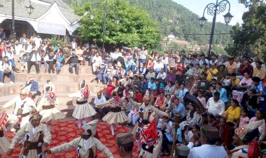 पर्यटक उत्सव के तहत रिज मैदान पर चंबा के कलाकारों की  मनमोहक प्रस्तुतियों का आनंद लिया पर्यटकों ने.......