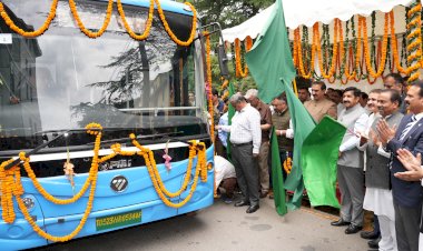 मंत्रिमण्डल की बैठक के लिए...... ई-बस से प्रदेश सचिवालय पहुंचे मुख्यमंत्री........ मुख्यमंत्री ने हिमाचल पथ परिवहन निगम की 20 नई ई-बसों को हरी झंडी दिखाई....