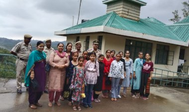 किशोरियों को दिखाया बैंक, पुलिस चौकी और फल विधायन केंद्र