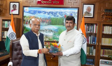 राज्यपाल शिव प्रताप शुक्ल से.....  कुलपति डॉ. एच.के. चौधरी ने शिष्टाचार भेंट की....