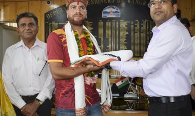 डीसी डॉ. निपुण जिंदल ने पैरा-वॉलीबॉल खिलाड़ी को प्रदान की सहायता राशि, राष्ट्रीय ध्वज भी किया भेंट......     एशियन पैरा वॉलीबॉल चैंपियनशिप-2023 में भाग लेने कजाकिस्तान जा रहे हैं हिमाचल के पैरावॉली खिलाड़ी अजय कुमार.....