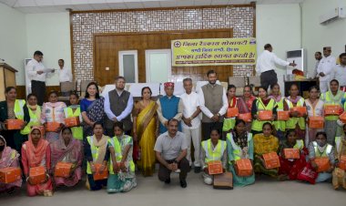 राज्यपाल ने रेडक्रॉस के माध्यम से ......अनाथ बच्चों को आर्थिक सहायता प्रदान की....स्वच्छता कर्मियों को किया सम्मानित.......