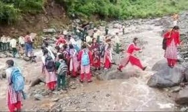 चंबा के सलूणी में बरसाती नाले में..... आई बाढ़ में फंसे गए थे 195 विद्यार्थी ........
