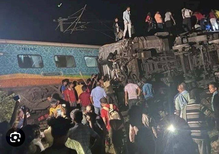 कोरोमंडल एक्सप्रेस ट्रेन हादसे में 50 की मौत , 350 घायल