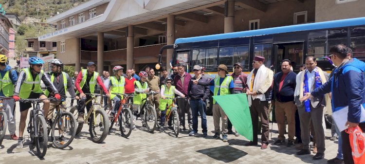 केलांग में आयोजित किया गया विश्व साइकिल दिवस....  विधायक रवि ठाकुर ने हरी झंडी दिखाकर साइकिल दल को किया रवाना .....