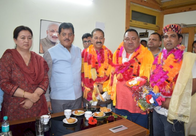 उप मंडल अधिकारी कुल्लू विकास शुक्ला ने....... दिलाई नगर पंचायत भुंतर के मनोनीत सदस्यों को शपथ......