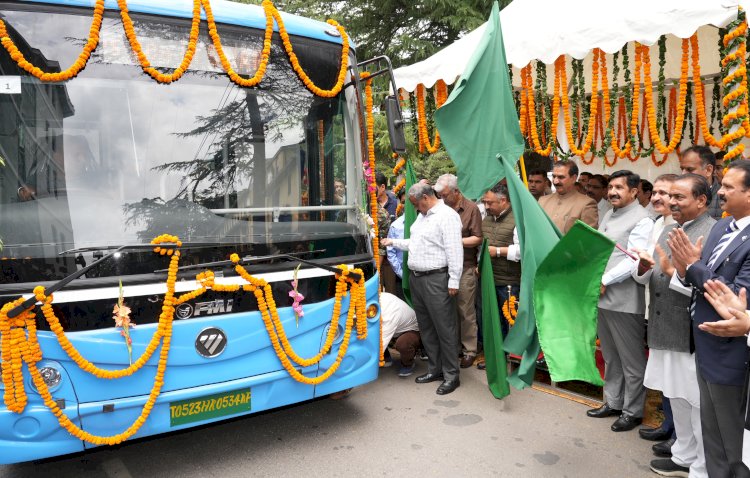 मंत्रिमण्डल की बैठक के लिए...... ई-बस से प्रदेश सचिवालय पहुंचे मुख्यमंत्री........ मुख्यमंत्री ने हिमाचल पथ परिवहन निगम की 20 नई ई-बसों को हरी झंडी दिखाई....