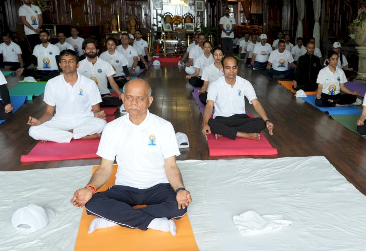 राज्यपाल ने योग को दैनिक जीवनचर्या में अपनाने पर दिया बल.... राजभवन में मनाया गया अंतर्राष्ट्रीय योग दिवस......