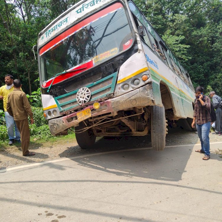 यात्रियों से भरी एचआरटीसी की बस ब्रेक फेल होते ही अनियंत्रित हो गई .....