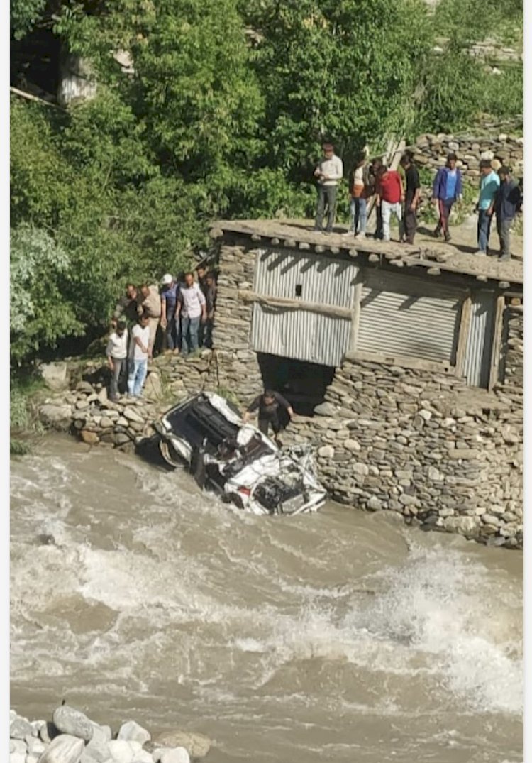 अनियंत्रित हो कर गहरे नाले में गिरी कार , एक का शव बरामद दो लापता