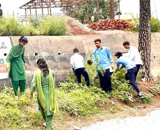 हमीरपुर में आईटीआई प्रशिक्षुओं ने उखाड़ी भांग