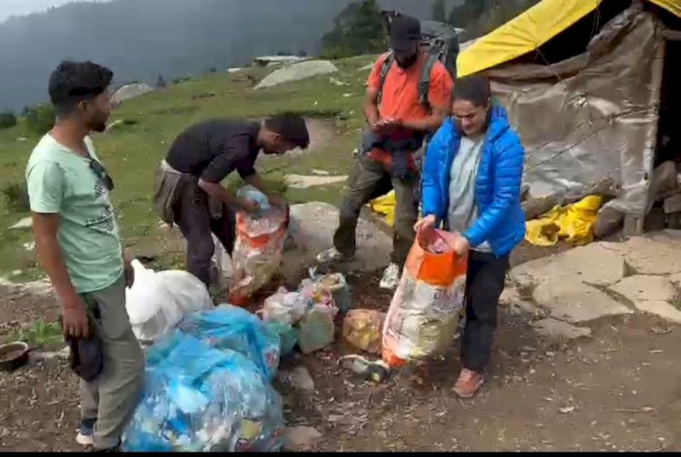चूड़धार में प्लास्टिक कचरा के ढेरों से आहत हुई..... पर्वतारोही  बलजीत कौर.....बलजीत की टीम ने  करीब 35 किलो कचरा एकत्र किया.....