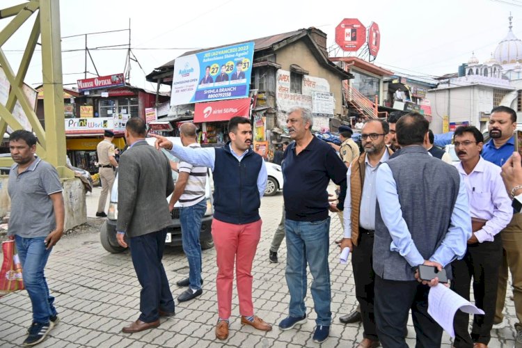 शिमला शहर को जाम मुक्त बनाने के लिए लोक निर्माण मंत्री ने सर्कुलर रोड का किया निरीक्षण..... कहा..निरिक्षण के दौरान पाई गई बाधाओं को हटाने के लिए समिति का होगा गठन, विस्तृत कार्य योजना को मुख्यमंत्री से चर्चा उपरांत किया जायेगा क्रियान्वित....