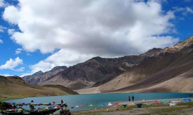 बाढ़ प्रभावित न्यूली को भेजी राहत सामग्री..........सैंज से न्यूली के लिए पैदल अतिरिक्त पुलिस अधीक्षक की अगुवाई में  टीम.......