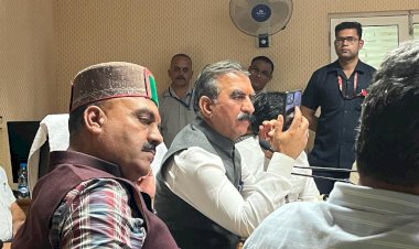 मुख्यमंत्री ने सोमवार सुबह चार बजे तक राहत एवं बचाव कार्य का जायजा लिया....... नदी-नालों के निकट न जाने की अपील की......