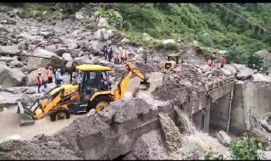 किन्नौर  के सांगला में 30 पर्यटक,छितकुल,रक्छम में लगभग 150 पर्यटक सुरक्षित.....  कारा गांव के नजदीक 11 लोग व 300 से 400 मवेशी फं से.....  किन्नौर में मूसलाधार बारिश के कारण अब तक लगभग 29 करोड़ 32 लाख रुपये का नुकसान