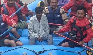 जिला प्रशासन ने.... बाढ़ में फसे 3 लोगों को राफ्ट से किया रेस्क्यू......