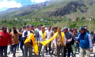 चंद्र ताल का हवाई सर्वेक्षण करने के बाद..... मुख्यमंत्री बोले चंद्र ताल में हालात मुश्किल भरे.......293 के करीब लोग फंसे हुए हैं....