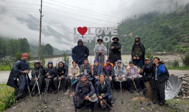 कारा क्षेत्र में...... फंसे 25 लोगों समेत 18 ट्रेकजऱ् को जिला प्रशासन ने निकाला सुरिक्षत....