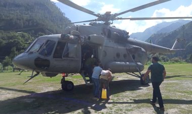 नौ पर्यटकों को .......अपने साथ हेलीकाप्टर में शिमला तक लेकर आए मुख्यमंत्री......