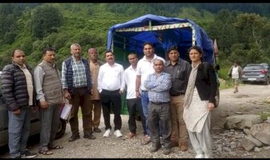 बड़ा भंगाल में फंसे हुए भेड़ पालकों को पहुँचाया राशन.... डीसी बोले: प्रत्येक प्रभावित वर्ग के सहयोग के लिए प्रशासन प्रयासरत.....