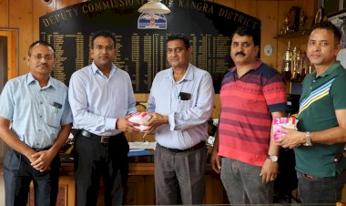 सभी स्कूलों में निशुल्क सेनेटरी पैड्स किए जाएंगे वितरित: डीसी....    हिला बाल विकास विभाग की तरफ से शिक्षा विभाग को सौंपे पैड्स.....