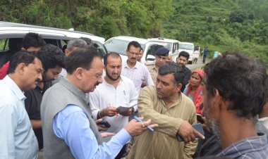 उद्योग मंत्री ने भारी बारिश से प्रभावित शिलाई क्षेत्र के गांवों का दौरा किया..... उचित राहत दिलवाने का लोगों को दिया भरोसा.....