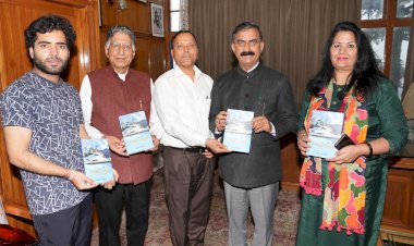 मुख्यमंत्री ने एल.आर. चौहान की पुस्तक का विमोचन किया